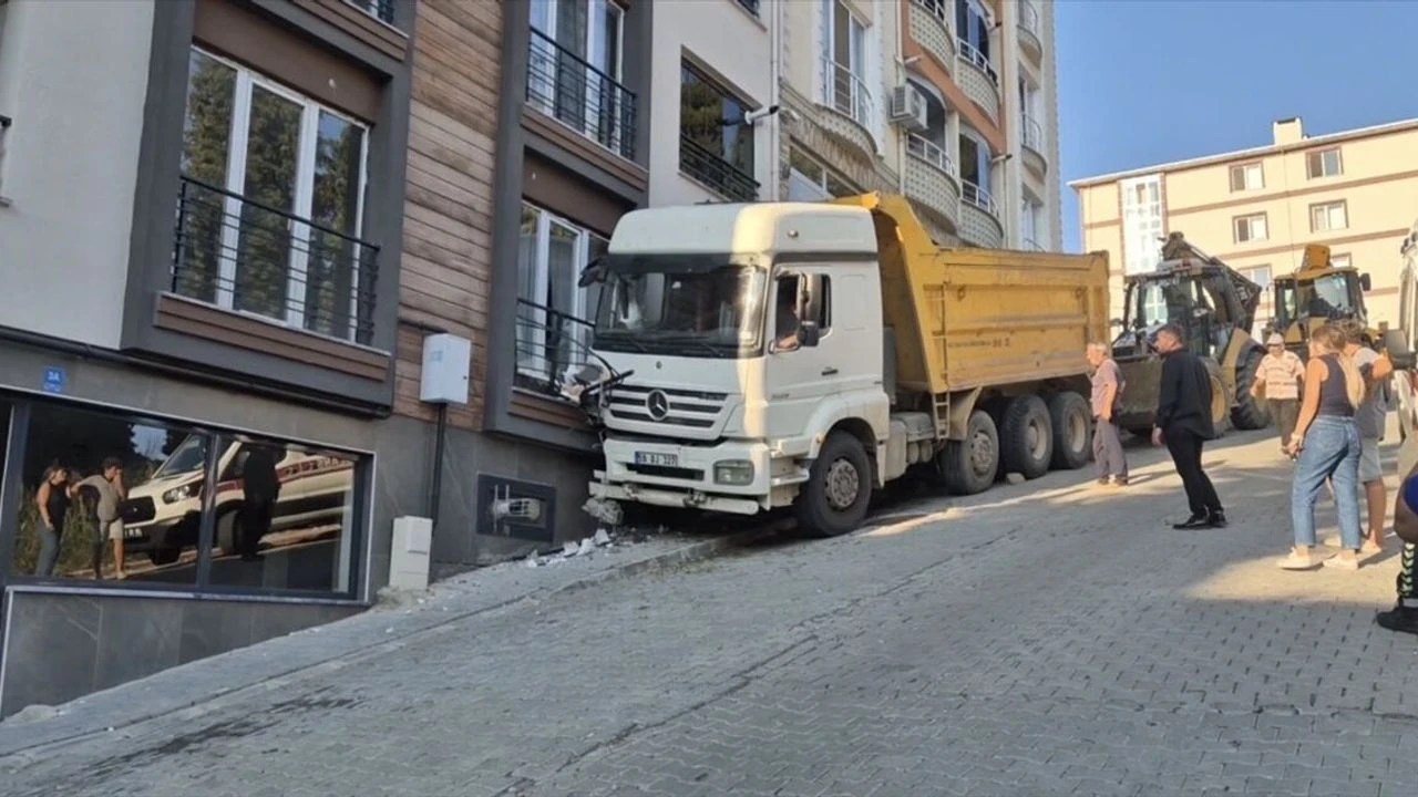 Tekirdağ'da freni boşalan kamyon eve çarptı