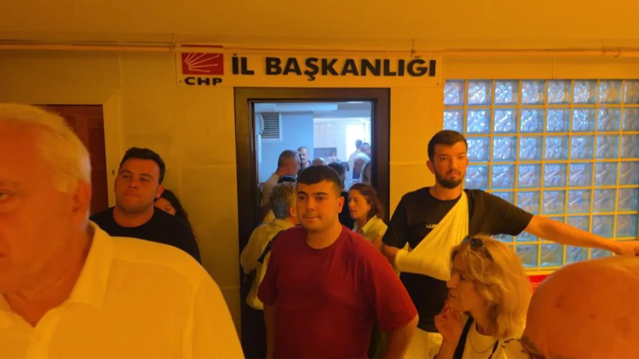 CHP Samsun İl Başkanlığı’nda koltuk krizi: Görevden alınan yönetim binayı boşaltıp iletişim ofisine yürüdü