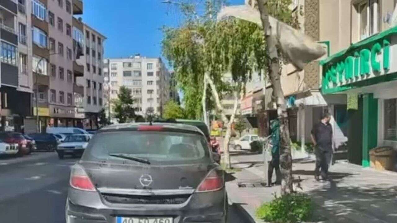 7'nci kattan düşen halı yoldan geçen kadının kafasına geldi