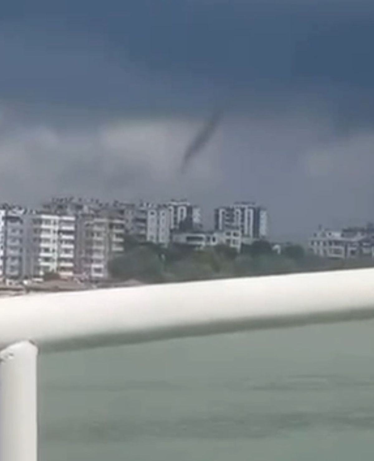 Adana'da sağanak ve hortum; yasağa rağmen denizde yüzmeye devam ettiler