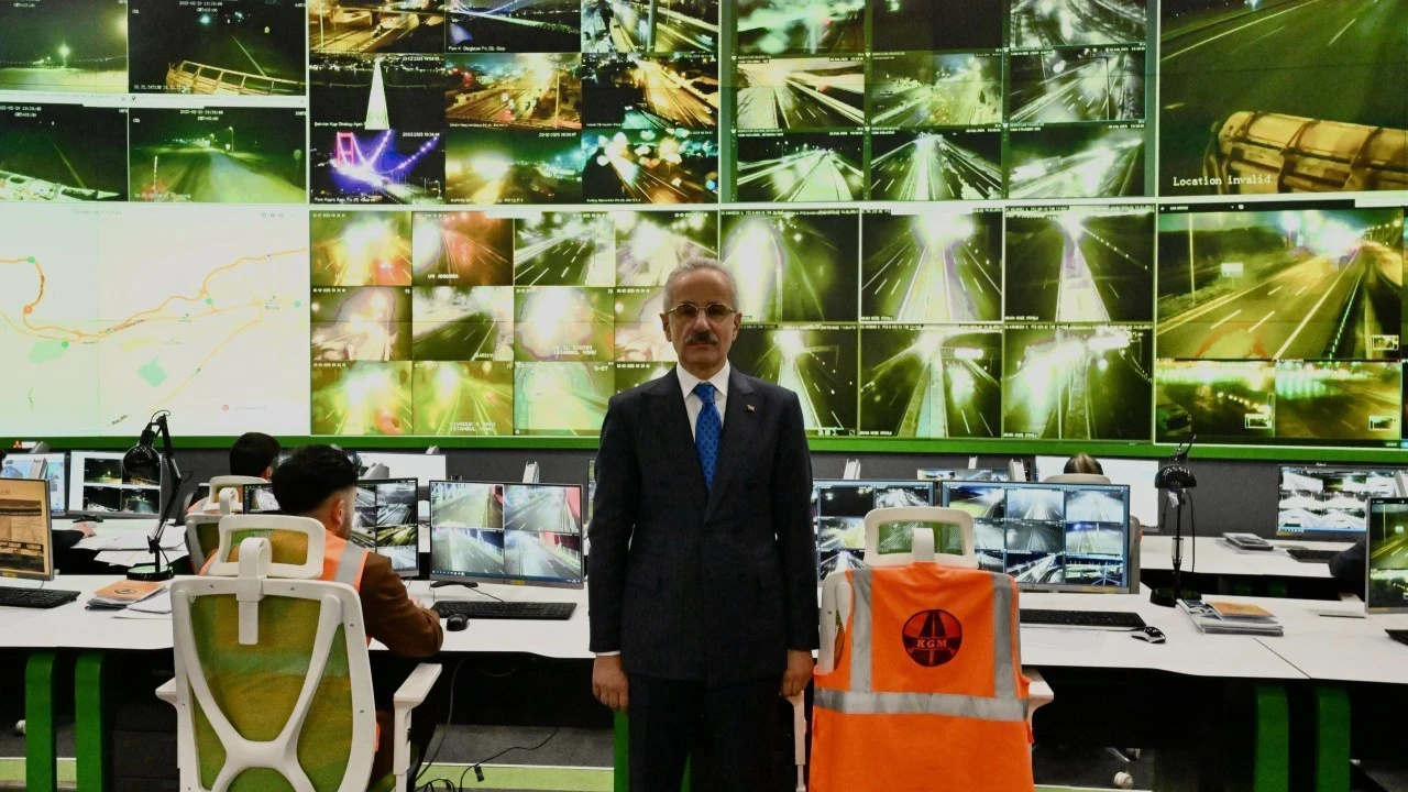 Yollara 5G ve yapay zeka ayarı! Bakan Uraloğlu Türkiye'nin dijital yol haritasını açıkladı! 20 bin kilometrelik fiber optik ağ!
