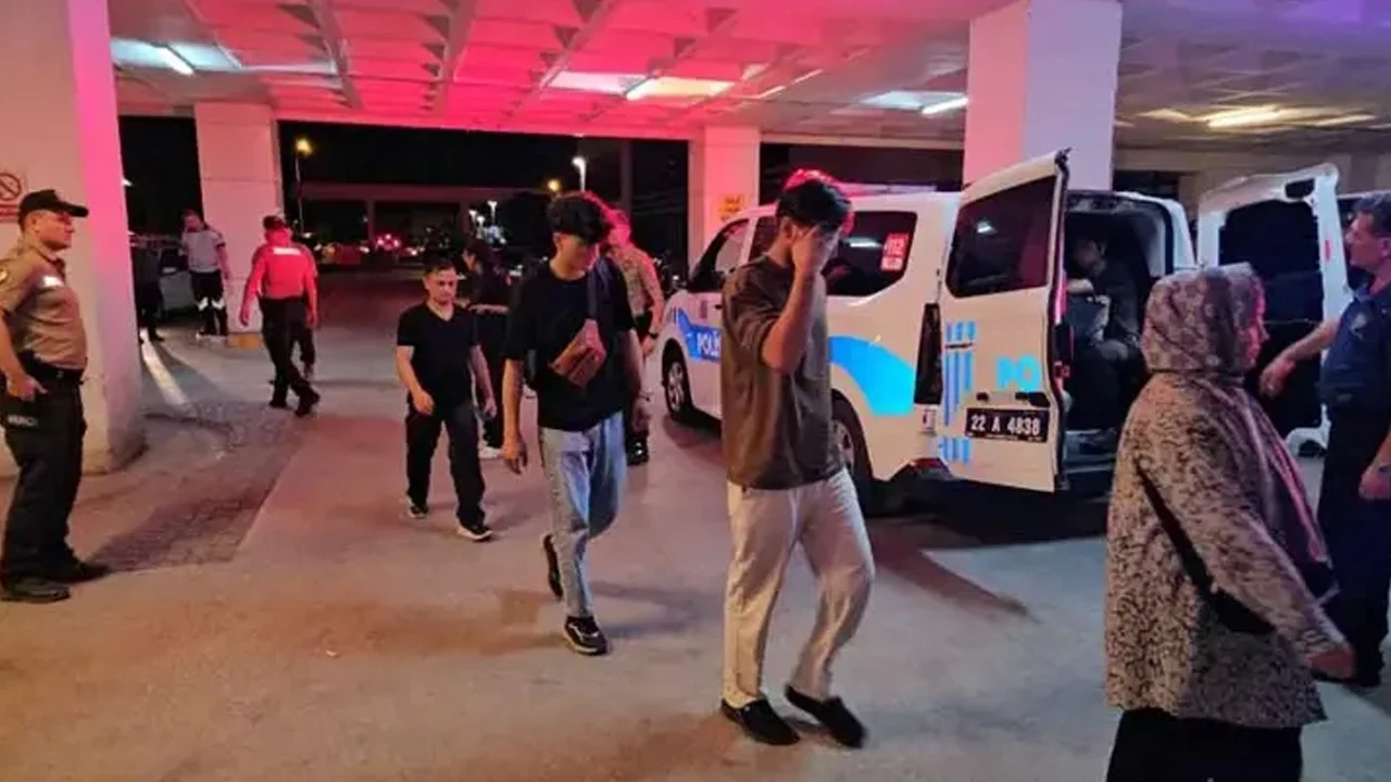 Durdurulan minibüste 24 düzensiz göçmen yakalandı