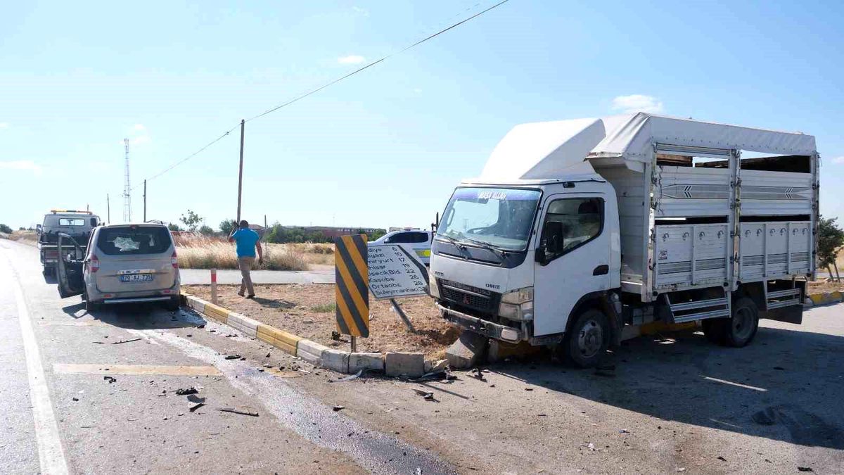 Hafif ticari araçla kamyonet çarpıştı: 1 yaralı