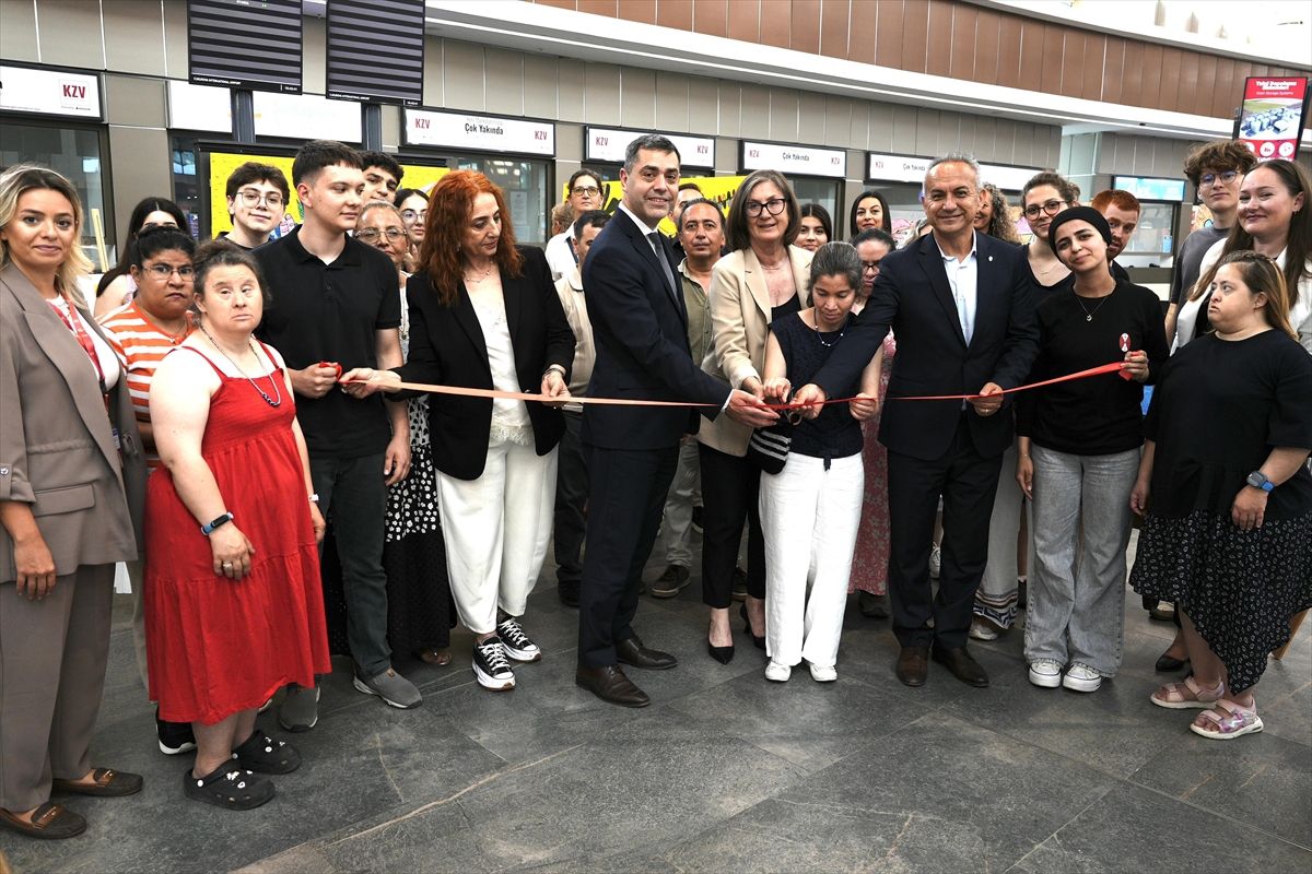 Mersin'de özel gereksinimli çocukların geri dönüşümle yaptığı eserler sergilendi