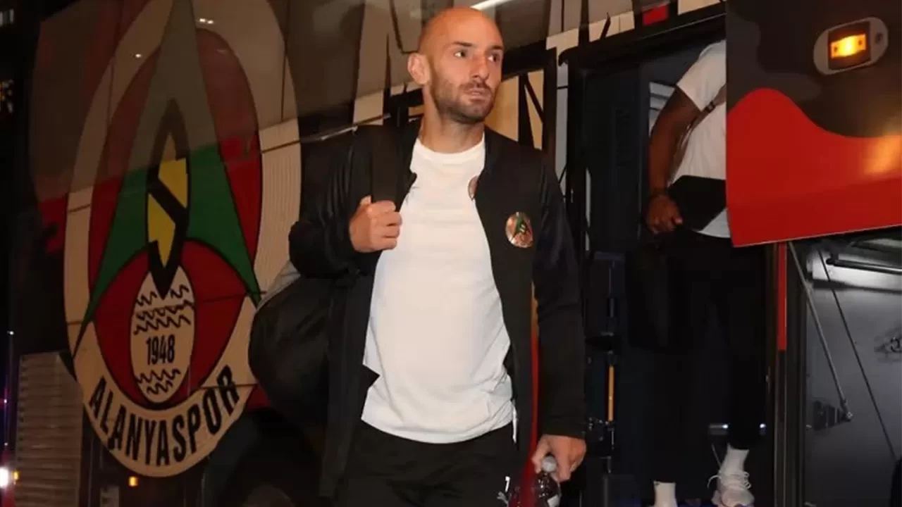 Alanyaspor'da bir devir sona erdi! Kaptan Efecan Karaca'ya duygusal veda