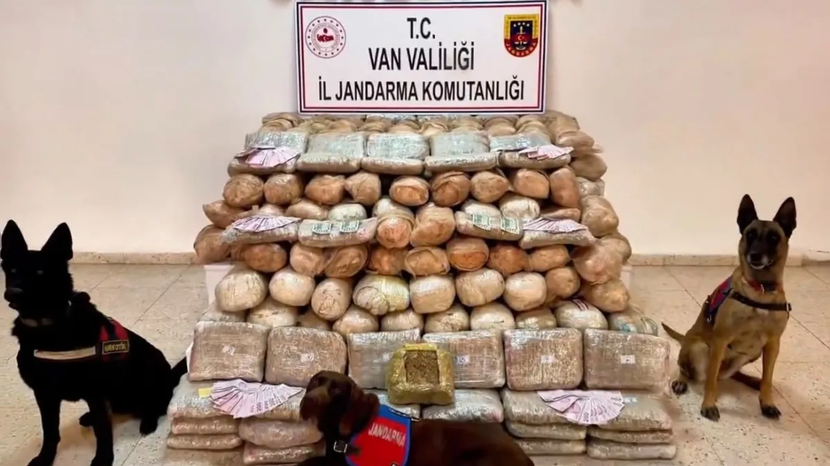 Van’da düzenlenen operasyonda 333 kilogram skunk ele geçirildi