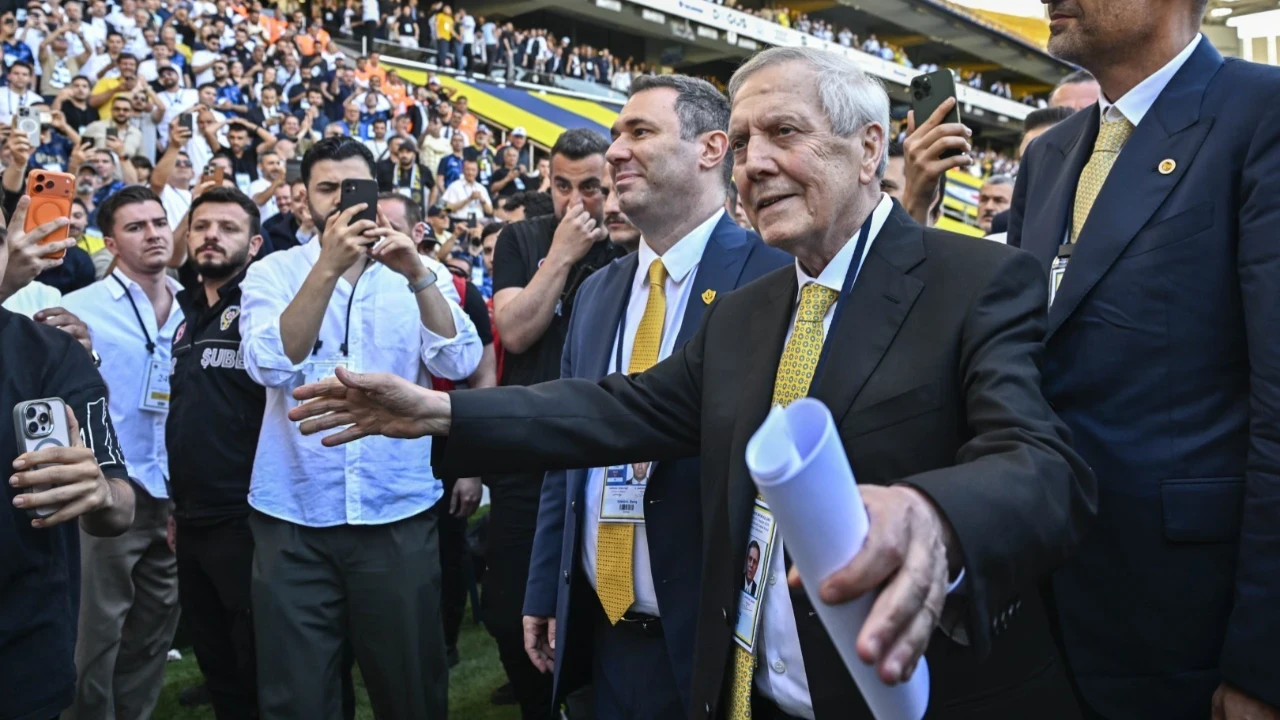 Başkan Aziz Yıldırım'dan ilk mesaj: 'Borcumuzu 1 yıl içinde ödeyeceğiz'