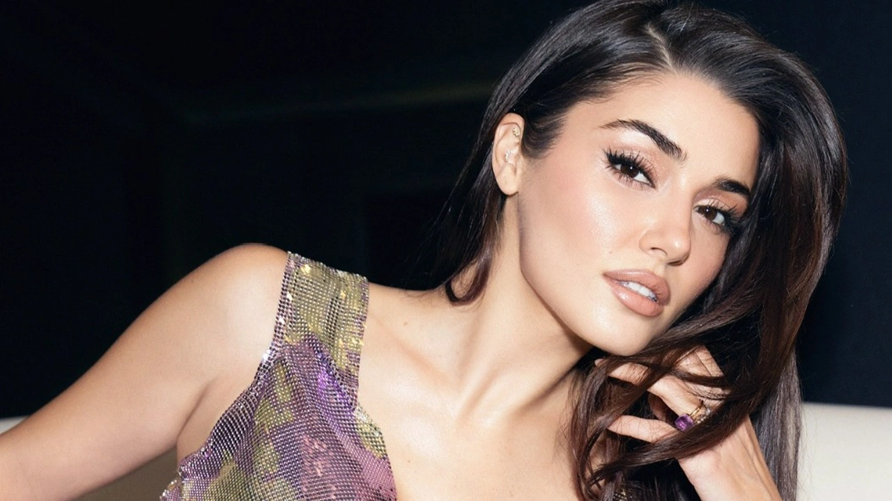 Hande Erçel'in kırmızı halı kombini tam not aldı