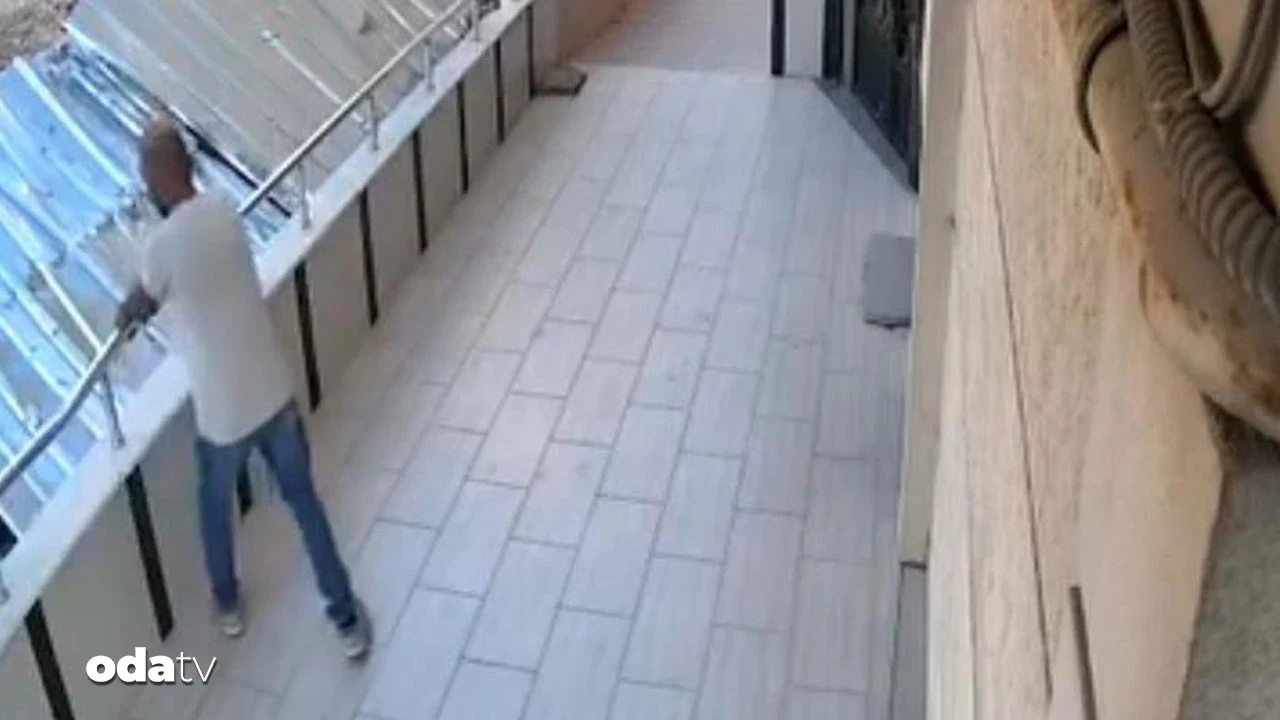Bahçe duvarının tırabzanlarını çaldılar