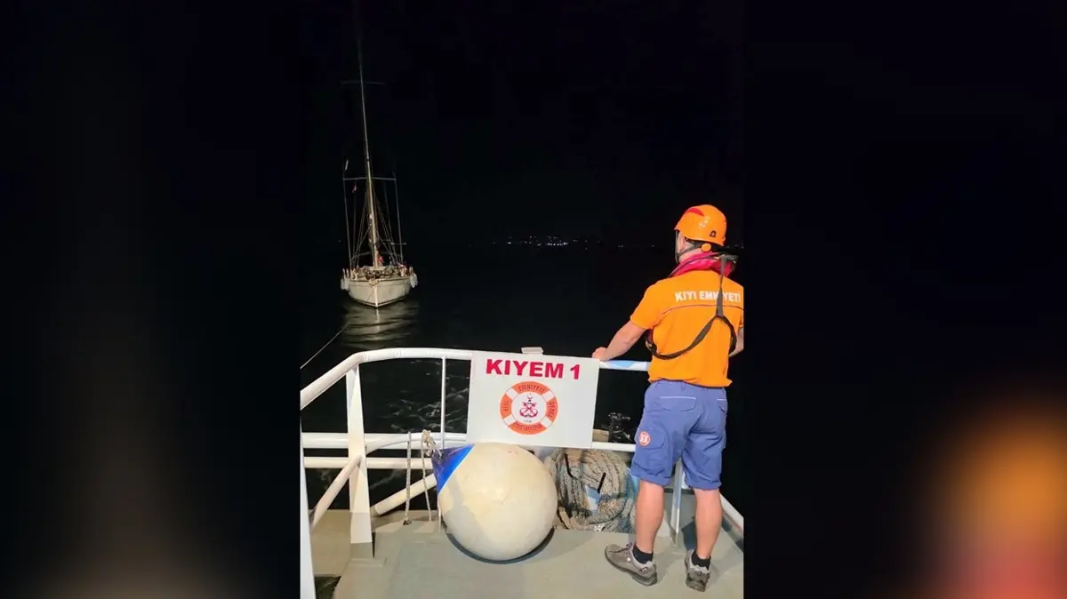 Çanakkale açıklarında sürüklenen tekne kurtarıldı