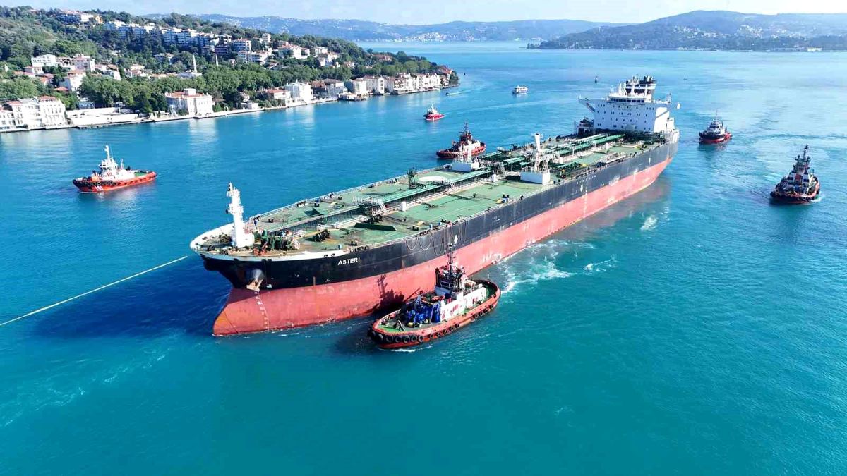 Ukrayna'nın vurduğu dev tanker İstanbul Boğazı'ndan geçirildi