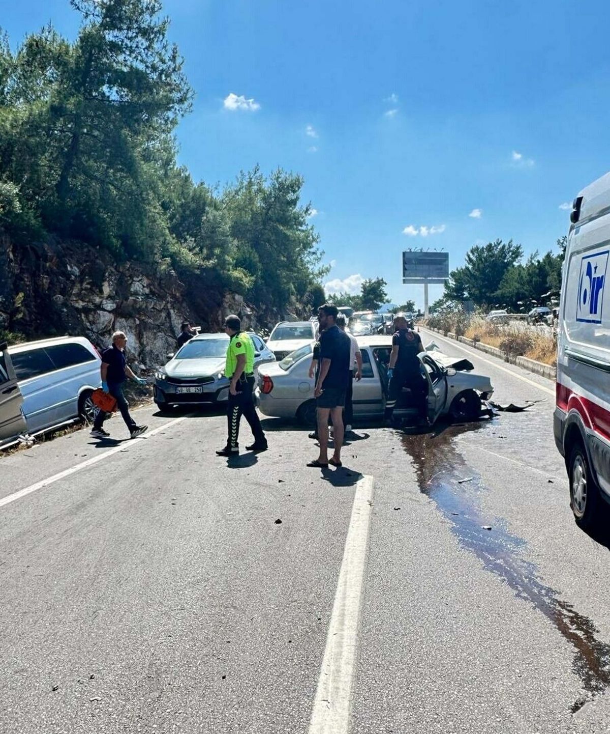 Bodrum'da otomobil ile minibüs çarpıştı: 6 yaralı