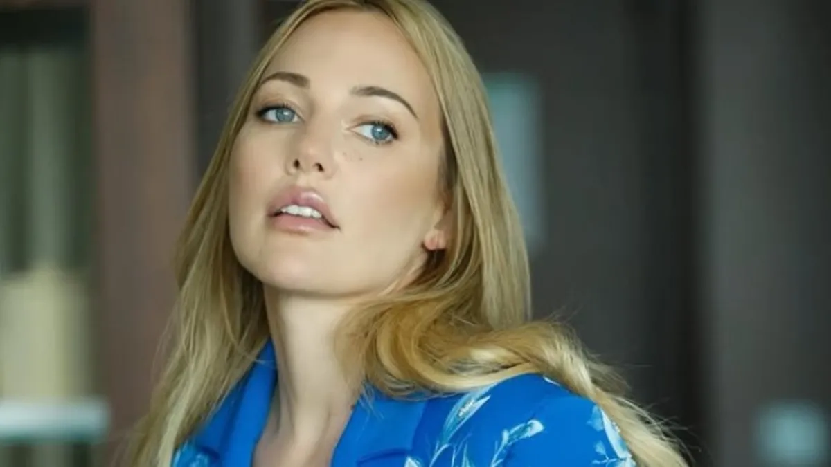 Meryem Uzerli'nin kardeşi Canan Uzerli güzelliğiyle dikkat çekti