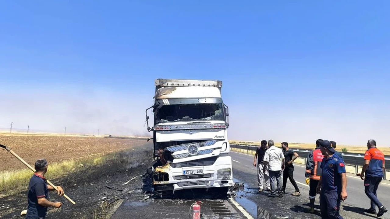 Mardin Nusaybin'de seyir halindeki tırda yangın çıktı