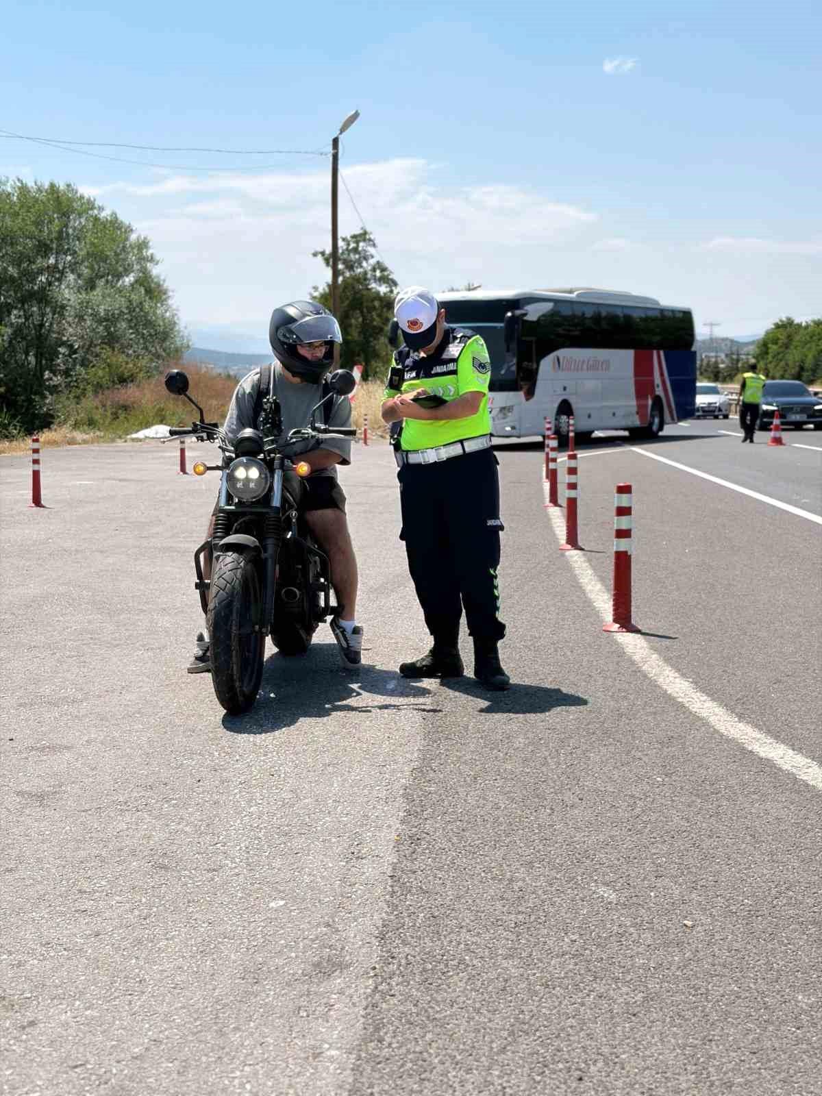 Bilecik'te motosiklet sürücülerine güvenli sürüş eğitimi