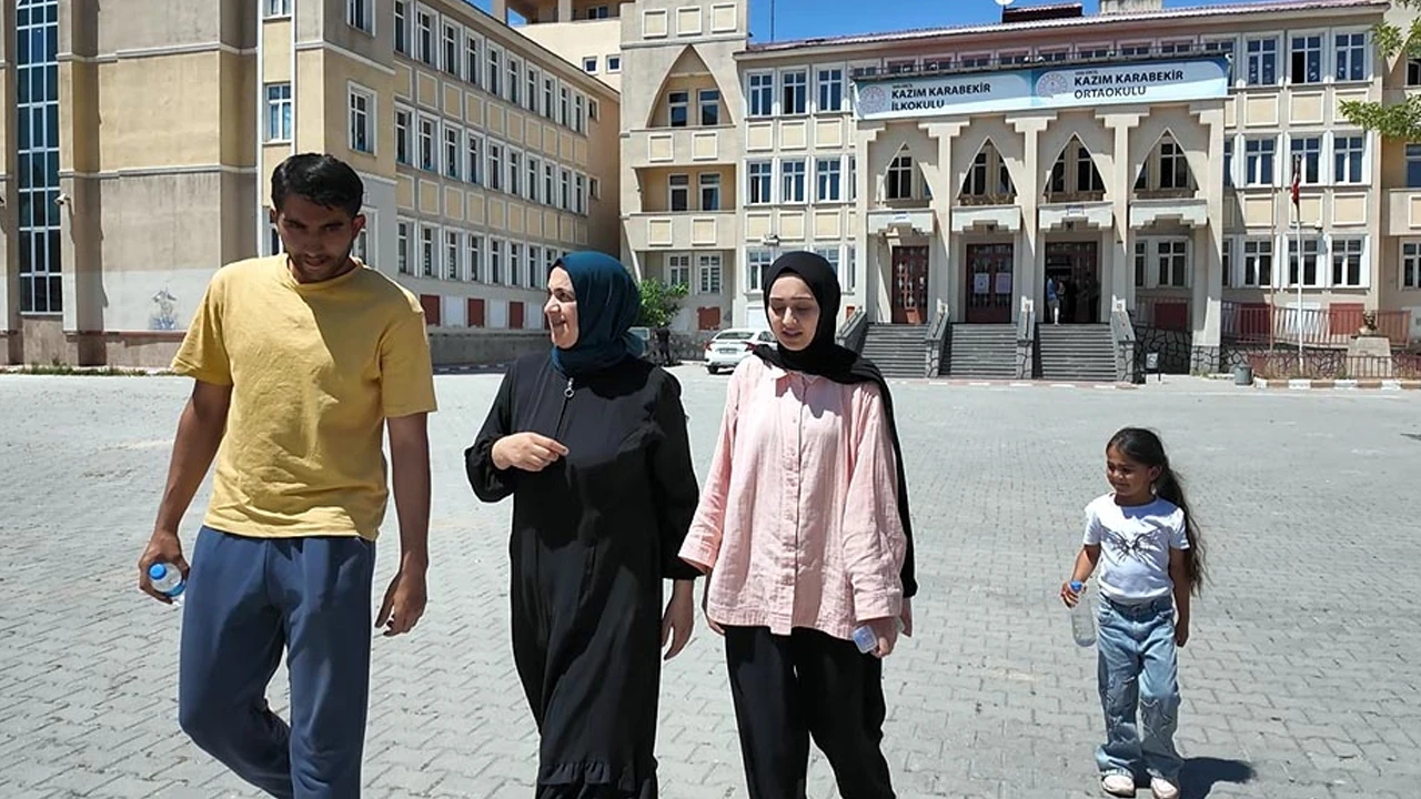 Sınav stresini ailece yendiler: Aynı okulda üç kişilik YKS heyecanı: Anne iki çocuğu ile sınava girdi