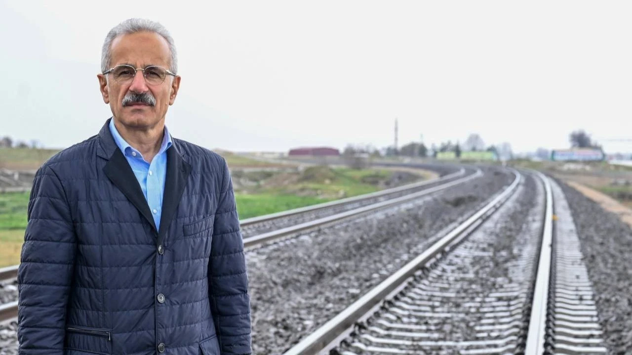 Ulaşımda yeni dönem başlıyor! Bakan Uraloğlu müjdeyi duyurdu: Seyahat süresi 2 saat 15 dakikaya düşecek