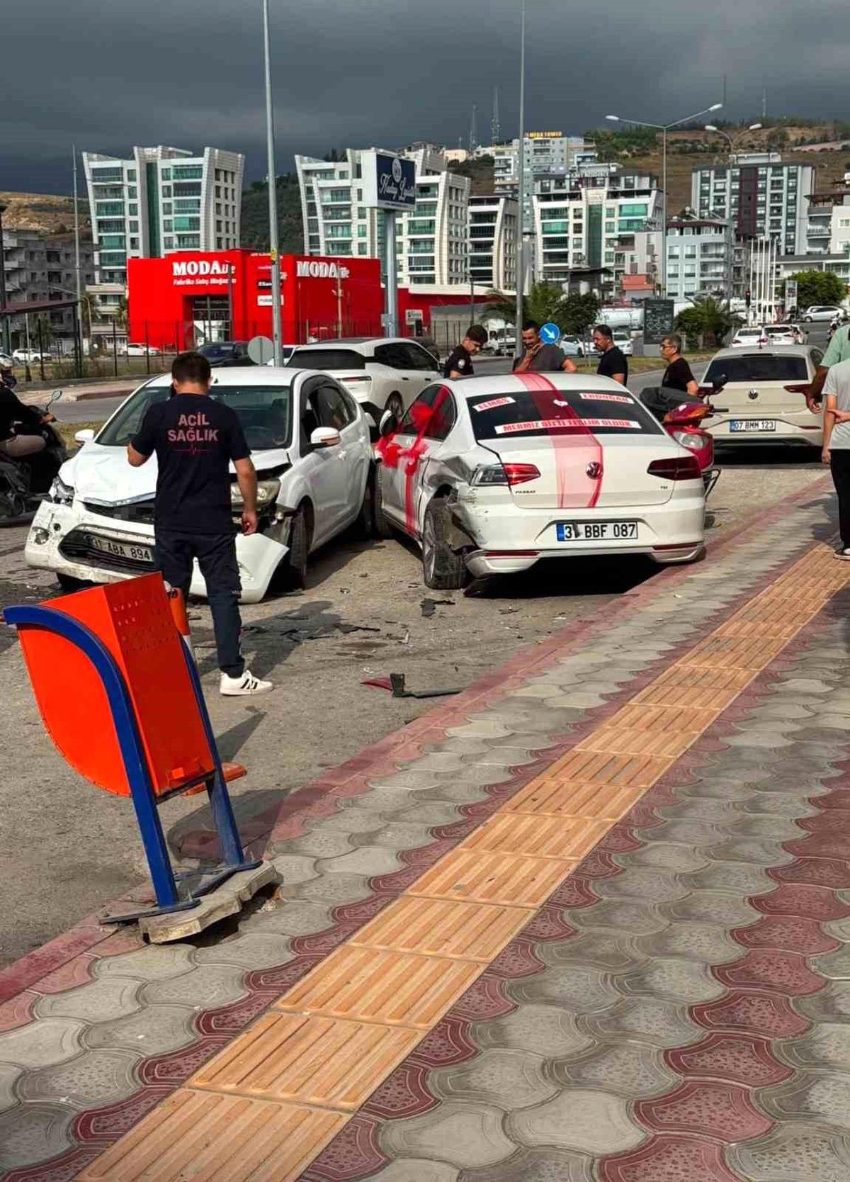 Gelin arabası otomobille çarpıştı: 1 yaralı