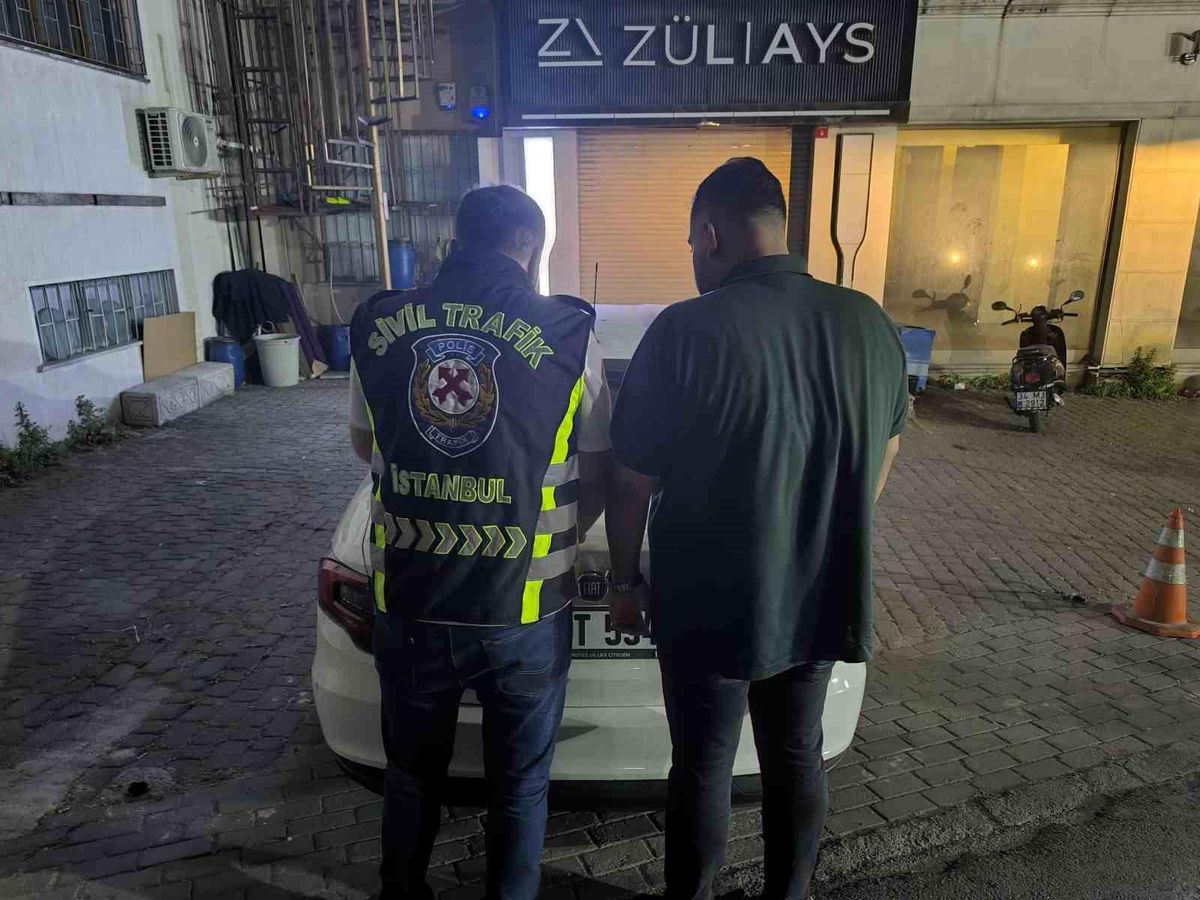 Plakasız lüks aracıyla drift atan maganda kameraya yansıdı
