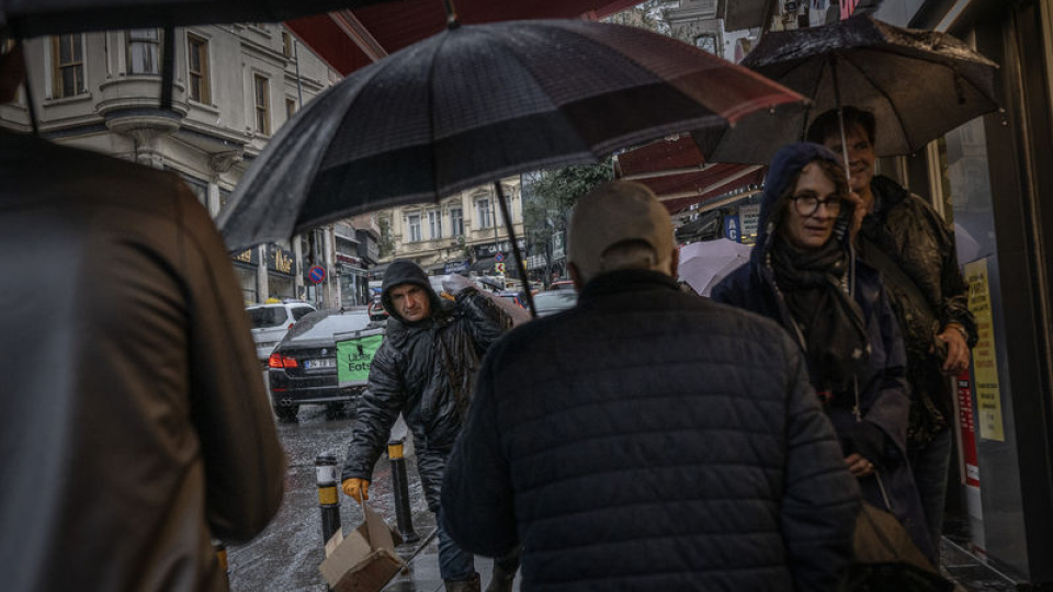 İstanbul'da beklenen sağanak yağış etkili oluyor