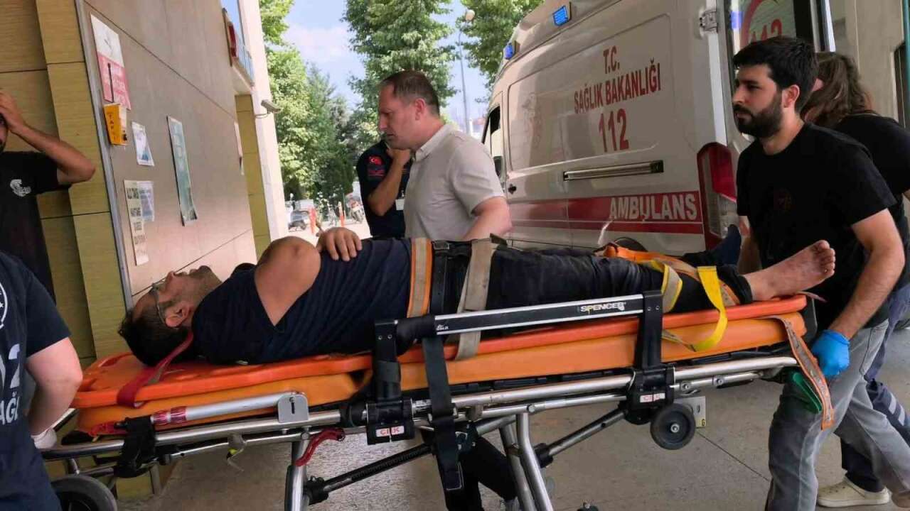 Bursa'da tekstil fabrikasında iş kazası! İşçinin ayağı yük asansörüne sıkıştı