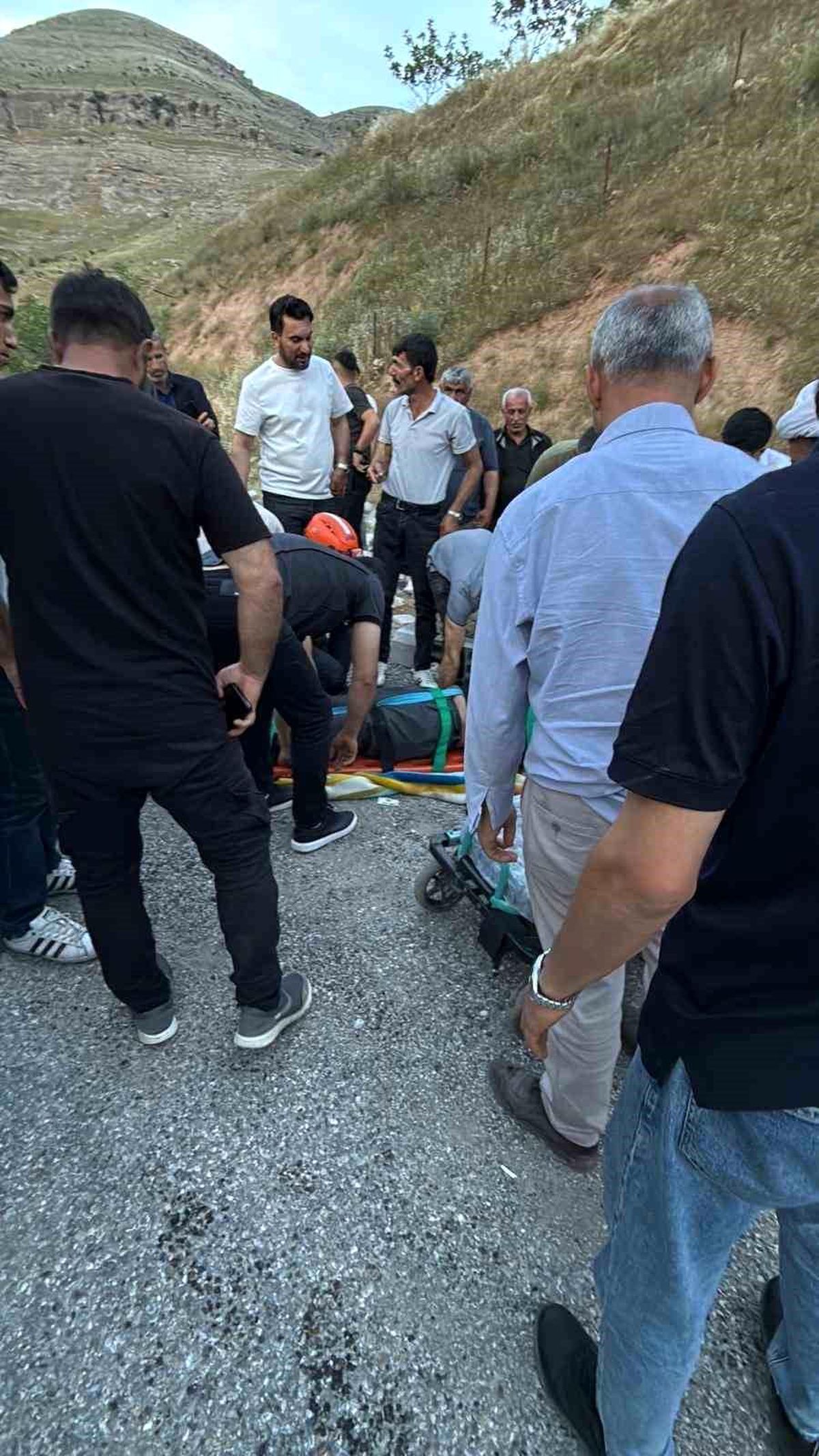 Siirt-Eruh karayolunda kontrolden çıkan tır devrildi: Sürücü ağır yaralandı
