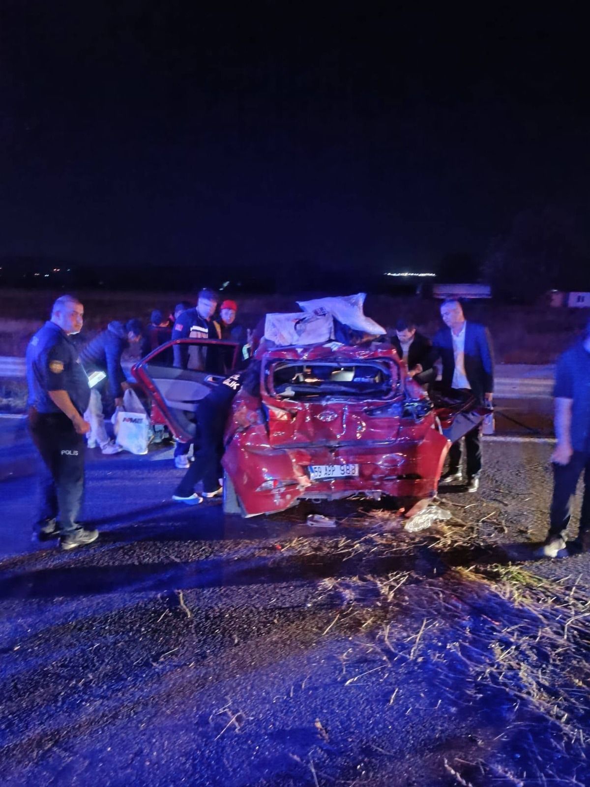 TIR, kırmızı ışıkta bekleyen otomobile çarptı: 3 yaralı