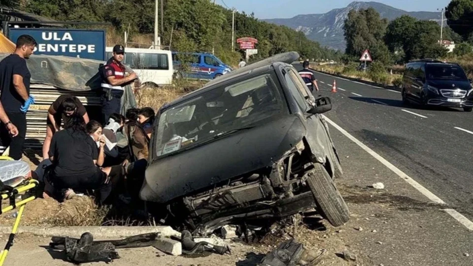 Muğla'da turist taşıyan araç devrildi: Altı yaralı
