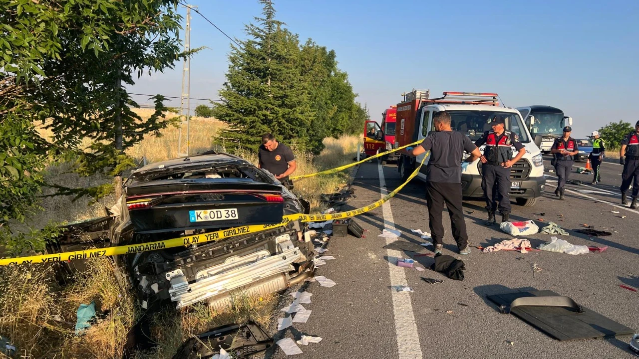 Memleket Yolunda Korkunç Kaza: Gurbetçi Aileden 3 Kişi Hayatını Kaybetti