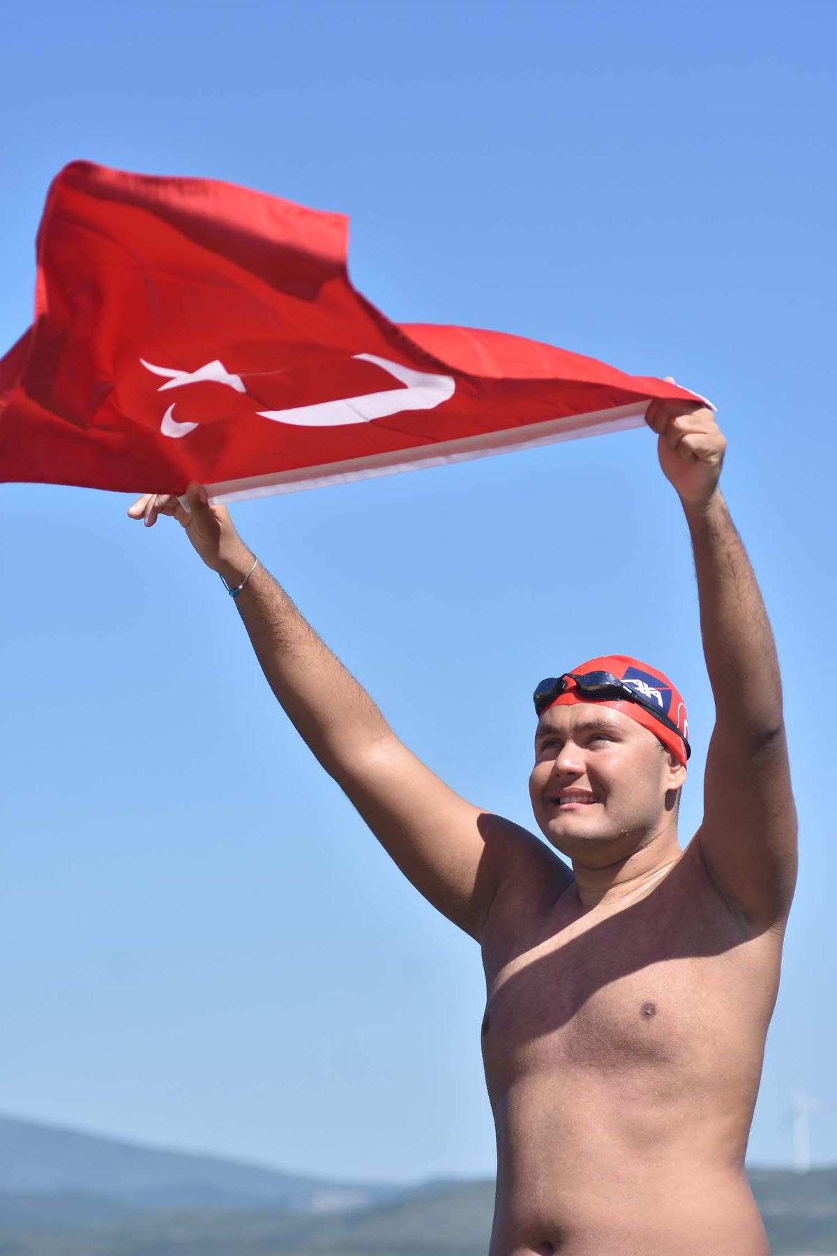 Tuna Tunca, Kuzey Kanalı'nı geçti