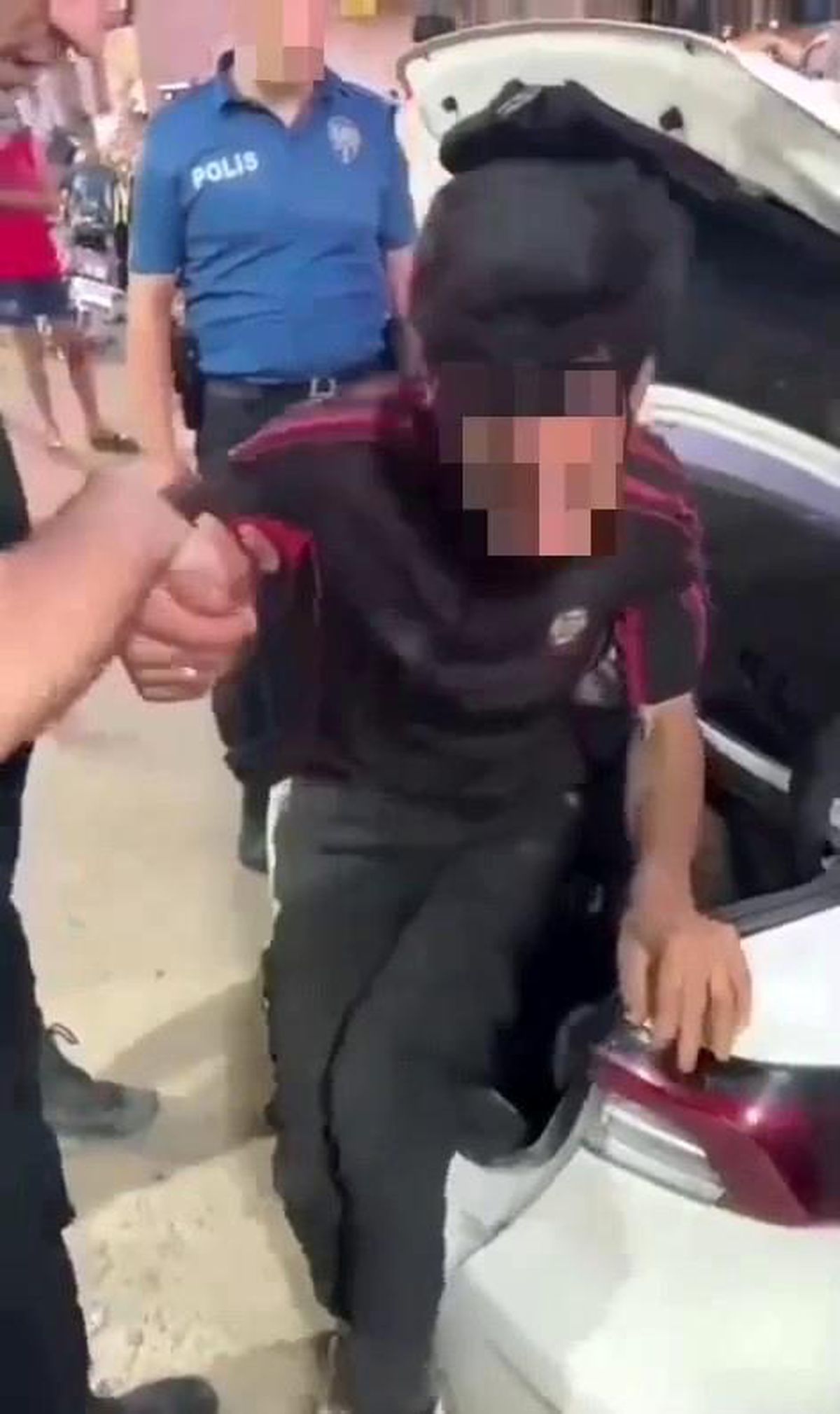 Tıka basa göçmen doldurulan otomobilin bagajından 4 göçmen çıktı