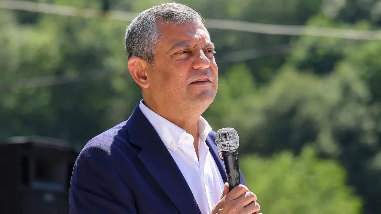 CHP'den istifa etmişti... Özgür Özel'den tarihi imza sonrası ilk paylaşım