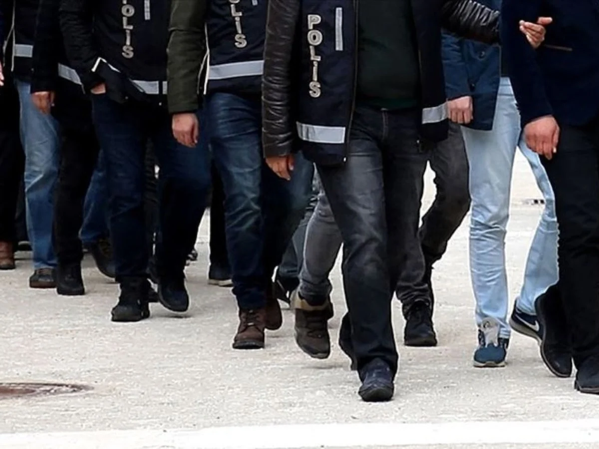 Yabancılara ikamet izni için sahte noter taahhütnamesi hazırlayan 18 şüpheli gözaltına alındı