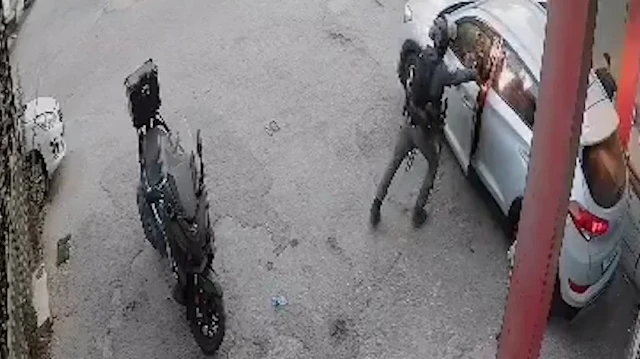 Filistinlilerin aracına ses bombası atıp kapıyı kapattı