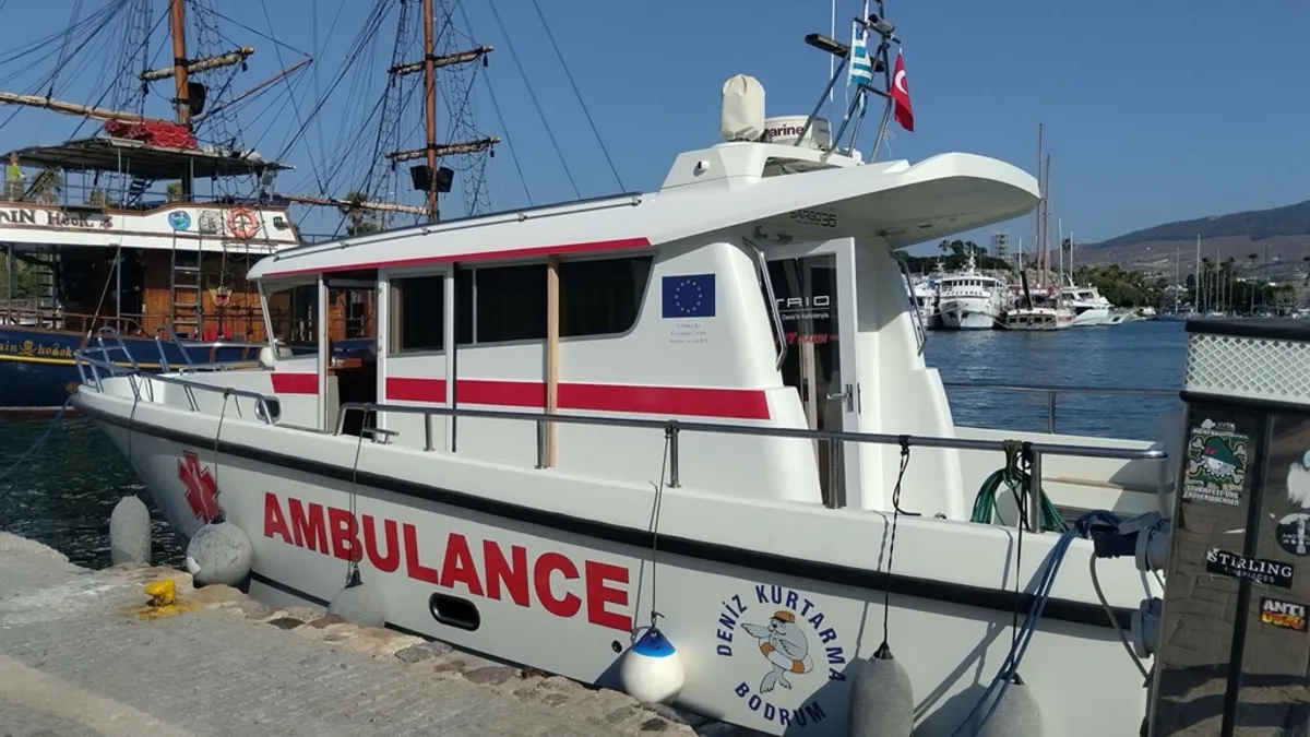 Mavi turda kabus! Rahatsızlanan turistler deniz ambulansıyla hastaneye yetiştirildi