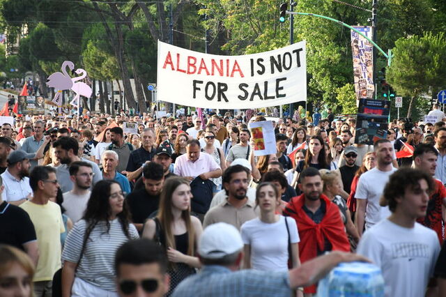 Arnavutluk'ta turizm projesine karşı gösteriler sürüyor