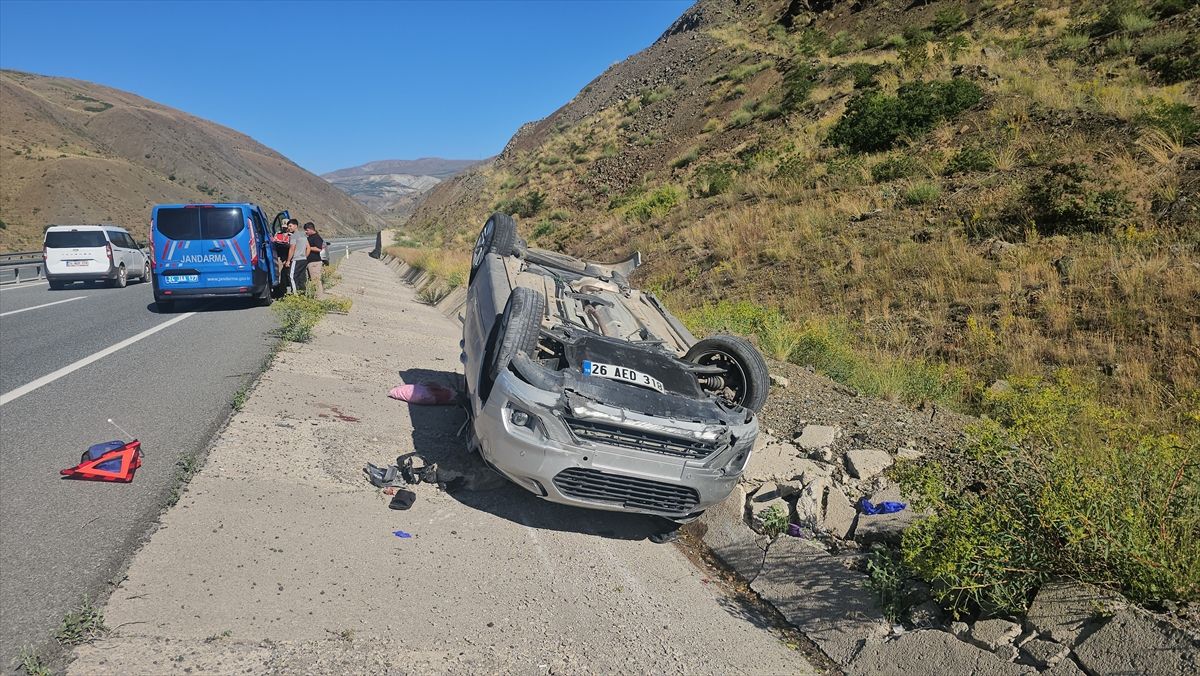 Erzincan'da devrilen hafif ticari araçtaki 3 kişi yaralandı