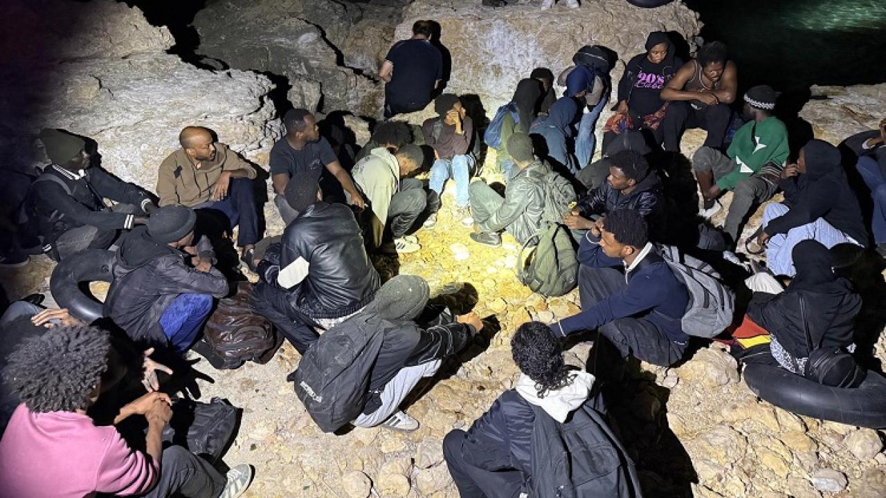 Ege Denizi'nde 39 düzensiz göçmen yakalandı, 8 kişi kurtarıldı