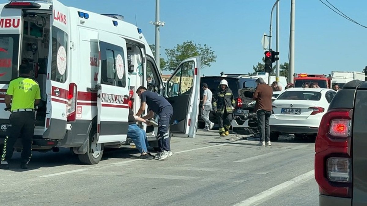 SON DAKİKA: Afyonkarahisar'da can pazarı! 5 araç birbirine girdi