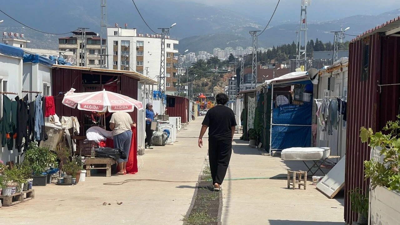 Hatay'daki deprem konutlarında kura krizi: CHP'li Servet Mullaoğlu'ndan Bakan Kurum'a 13 soru