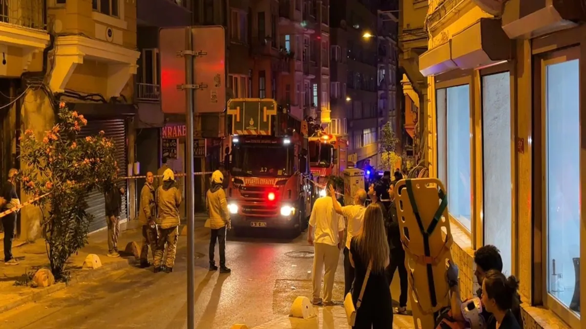 Beyoğlu'nda gece yarısı panik! 5 katlı bina tahliye edildi