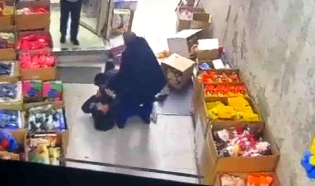 Komşu esnafın müşteri kapma kavgası kamerada