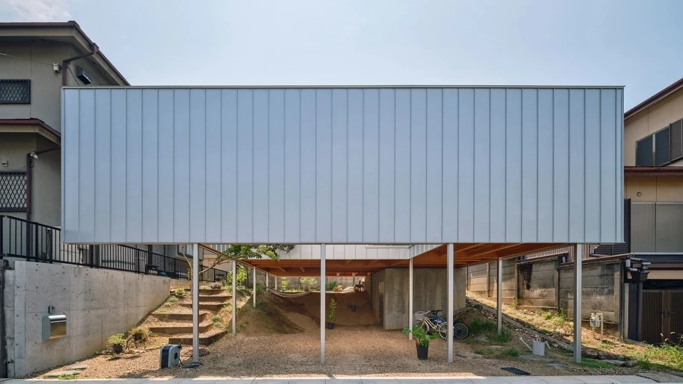 House in Shinokaze eğimli araziyi yaşama katıyor