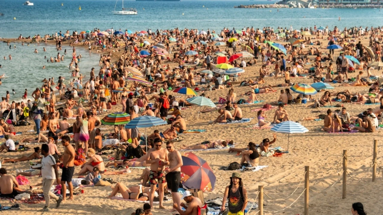 Turistlerin akın ettiği ülkede sigara yasağı yolda: Bu alanlarda içilmeyecek