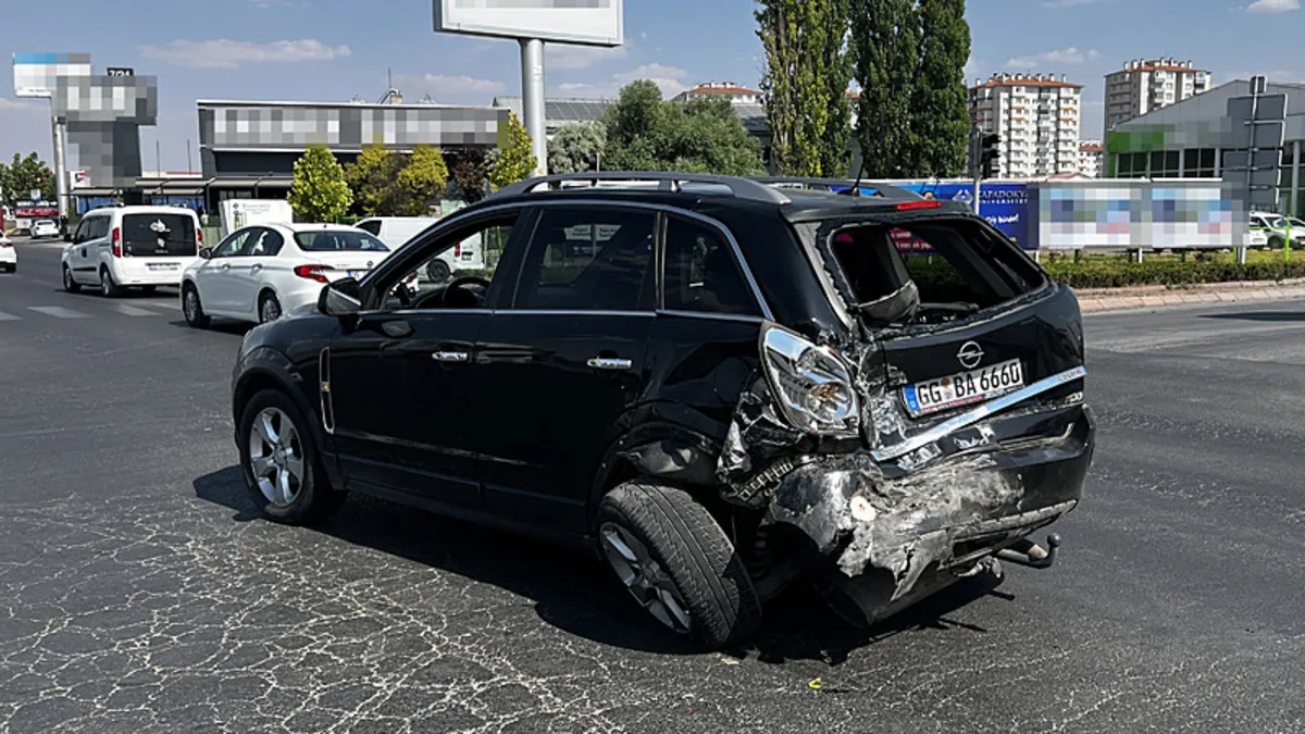 Kayseri’de yolcu minibüsü ile otomobil çarpıştı: 8 kişi yaralandı!