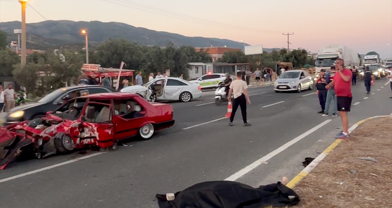 Kaza sonrası araç parçalandı: 2 ölü, 3 kişinin durumu ağır