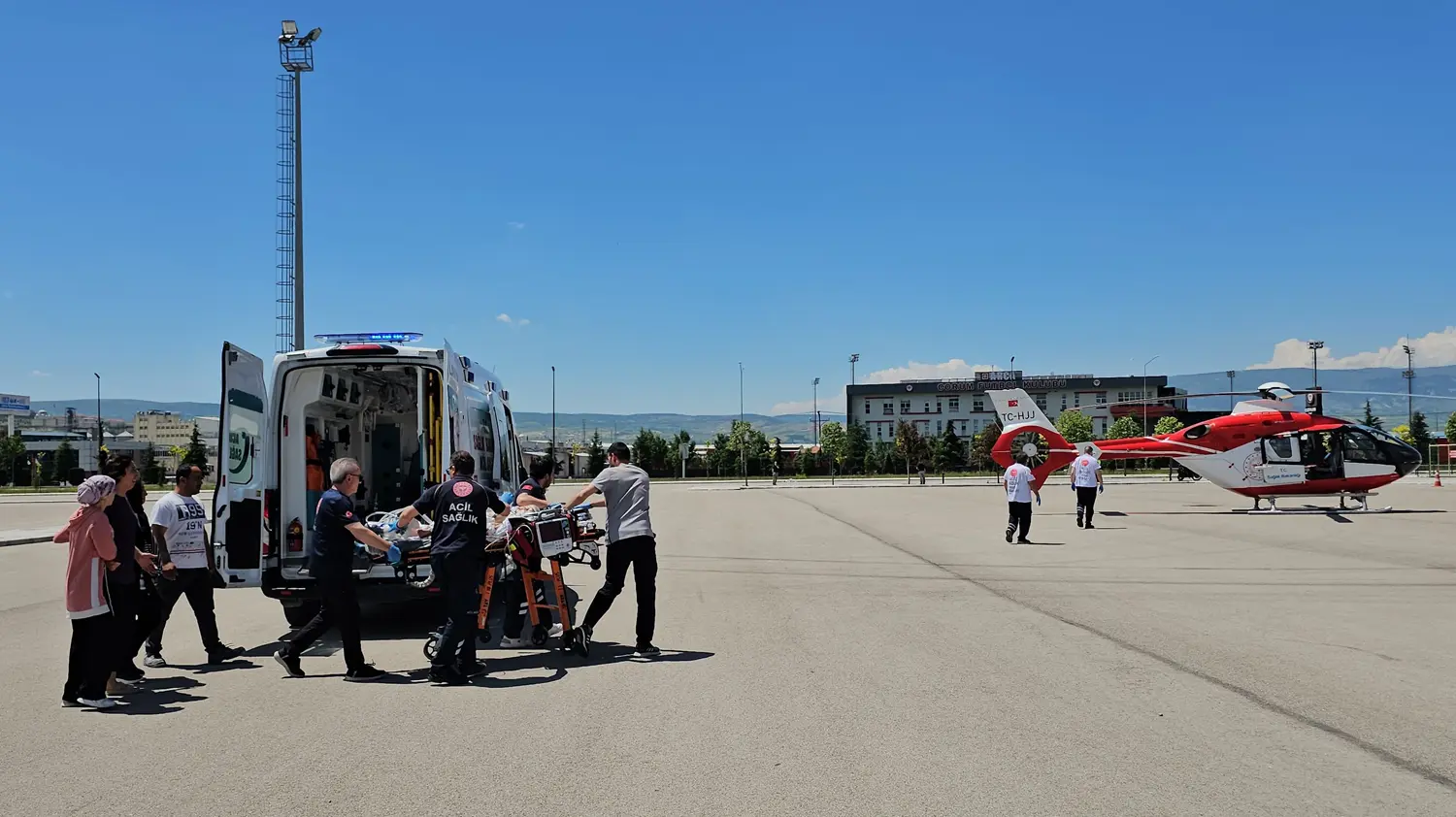 Yürekleri ağza getiren kaza: Balkondan düşen çocuk ambulans helikopterle Ankara'ya sevk edildi