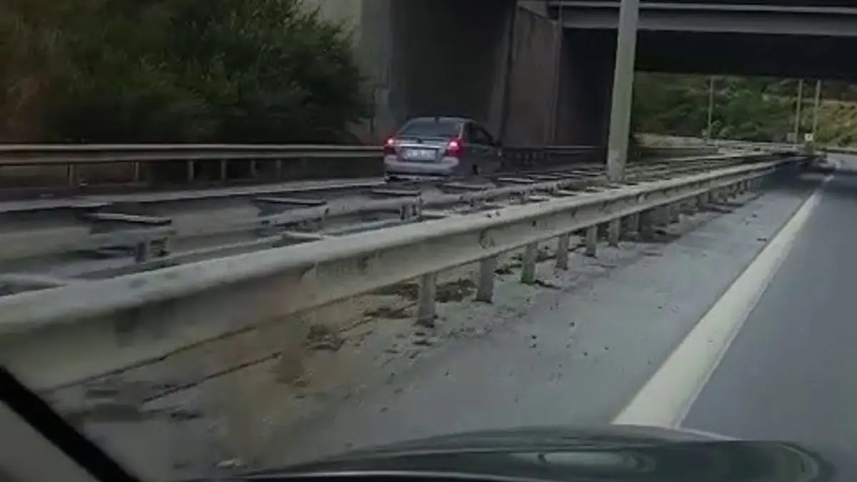 Otoyolda ters şeritte ilerleyen otomobil hayrete düşürdü