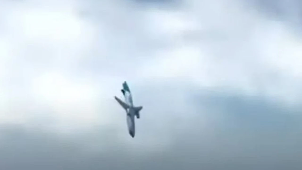Çin’de küçük uçağın gökdelene çarptığı kazada pilot öldü, 13 kişi yaralandı