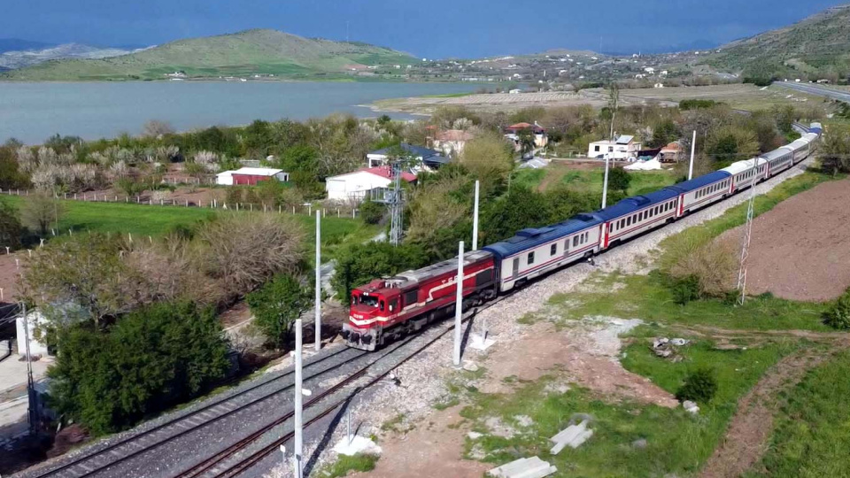 Van Gölü Ekspresi, yolcularına doğal güzellikleri keşfetme imkanı sunuyor